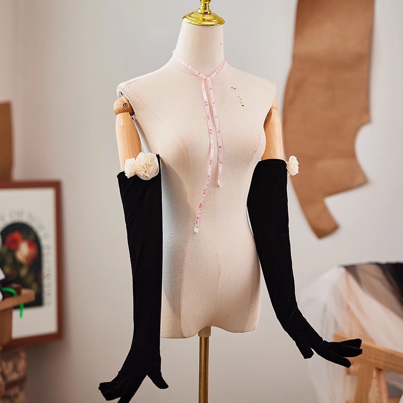 Vintage Fashion Photographers - Frauen Elegante Schwarze Blume Lange Samt